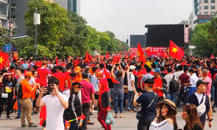 Dù trận đấu còn nửa tiếng nữa mới diễn ra nhưng cả khu phố đi bộ chen kín biển người.