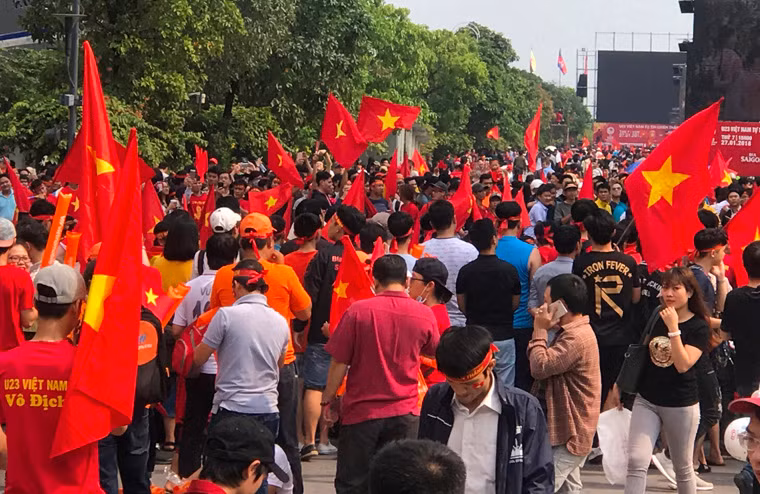 Sắc đỏ nhuộm cả khu vực phố đi bộ Nguyễn Huệ...
