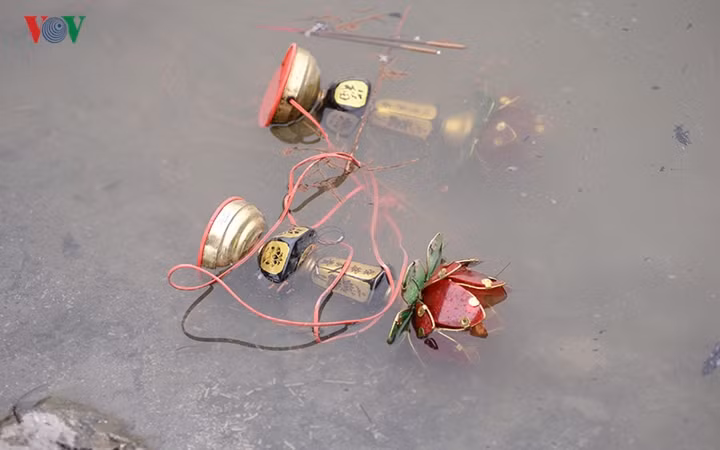 Tại các hồ ở Thủ đô, sau dịp lễ cúng ông Công ông Táo những đồ lễ trên ban thờ được người dân mang theo cùng cá đi phóng sinh xuống ao, hồ, sông.