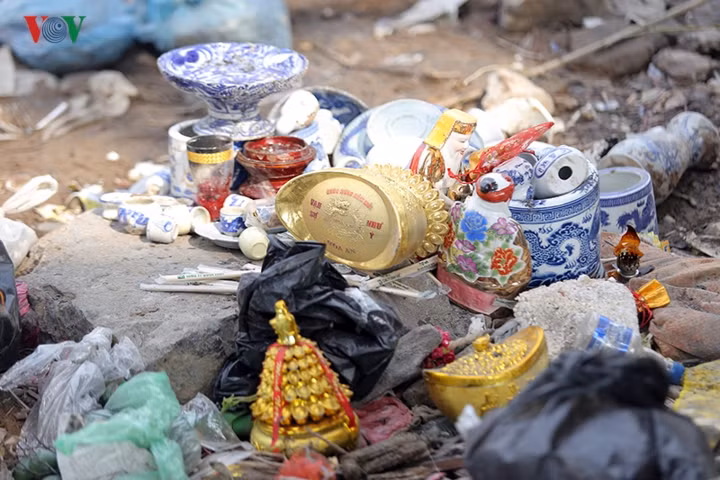 Hàng tấn bát hương, đồ lễ, rác thải,...bị người dân vô tư thải ra.