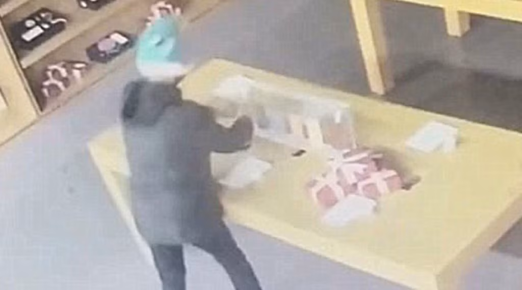 Tên trộm ngốc vượt mọi khó khăn để trộm thứ không ngờ Ten trom ngoc vuot moi kho khan de trom thu khong ngo