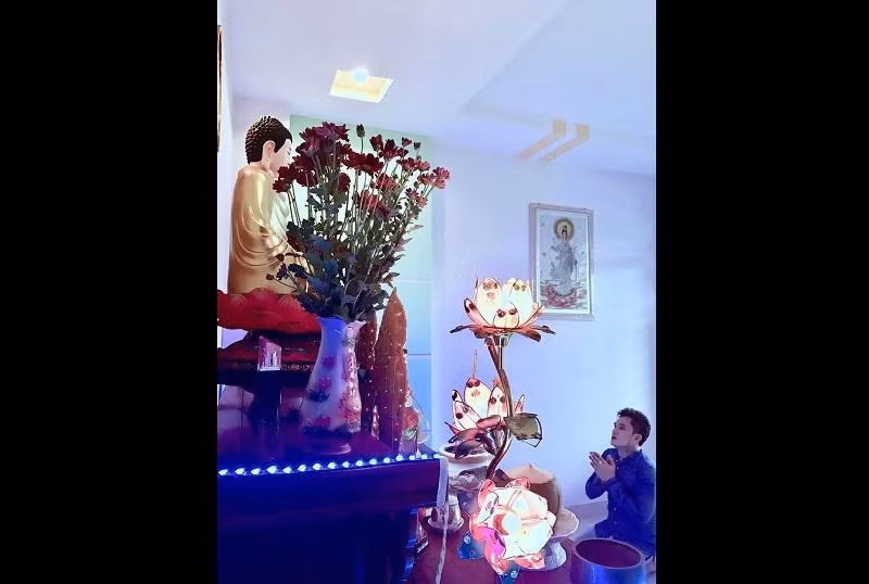 Anh chàng là người duy tâm, hướng Phật vì thế trong căn nhà 5 tầng anh dành hẳn 1 nơi để thờ tự. Trong đó, anh đặt tượng quan âm lớn giữa ban thờ, bên cạnh là hoa, quả, đèn...
