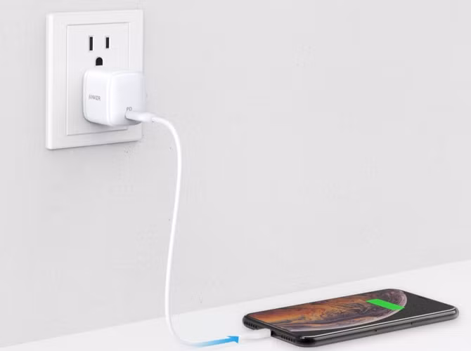 Bộ sạc nhanh Anker lớn tương đương bộ sạc iPhone thông thường, nhưng có thể sạc nhanh iPad Pro, iPhone hoặc MacBook Air 13 inch.