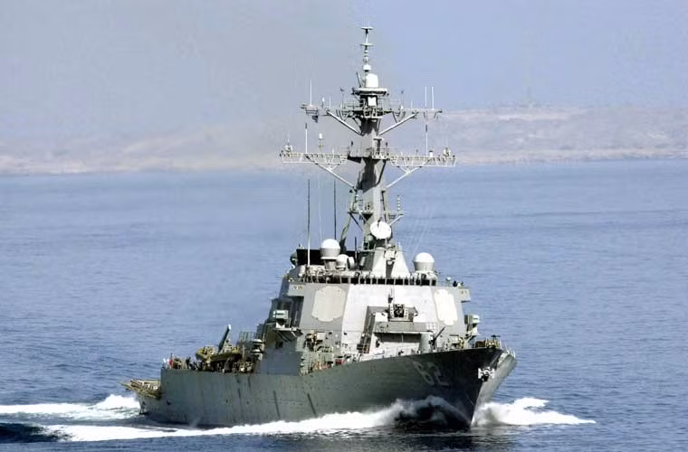 Còn USS Fitzgerald (DDG-62) thuộc lớp tàu khu trục tên lửa Arleigh Burke được trang bị hệ thống chiến đấu Aegis tiên tiến cùng các loại tên lửa phòng không, chống hạm cực kỳ hiện đại. Các kiểu tàu tương tự như Fitzgerald cũng tham gia nhiều chuyến thăm Việt Nam trước đây.