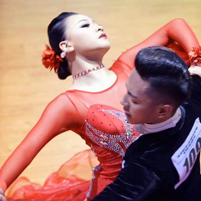 Cô nàng là vận động viên chuyên nghiệp, từng "chiến đấu" ở nhiều sàn khiêu vũ lớn nhỏ, trong và ngoài nước nên đã rèn được bản lĩnh.