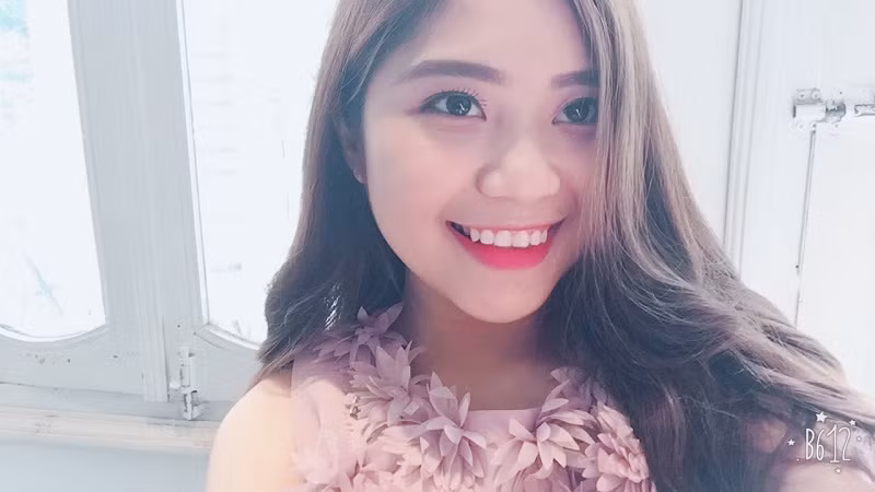 Cô nữ sinh trường báo khiến người đối diện phải “đổ gục” ngay từ cái nhìn đầu tiên bởi khuôn mặt bầu bĩnh, đáng yêu và nụ cười vô cùng rạng rỡ. Hiện tại, Phương Thảo đang theo học lớp Truyền hình K35, khoa Phát thanh truyền hình.