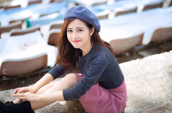 Ngoài những lời khen ngợi dành cho ngoại hình của cô gái thì clip cũng khiến dân FA cảm thấy nôn nao, muốn có gấu để cùng nắm tay đi du lịch.
