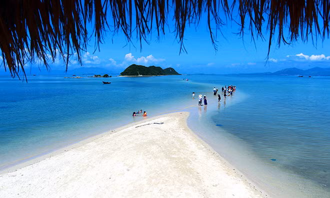 Dân phượt đặt cho Điệp Sơn biết bao cái tên mỹ miều như con đường dưới biển độc nhất vô nhị, đường độc đạo ảo diệu, đảo thiên đường, thiên đường sống ảo hay Maldives của Việt Nam. Và chẳng biết từ bao giờ cụm từ “thiên đường sống ảo” đã gắn chặt với nơi đây.