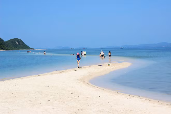 Chỗ sâu nhất cũng chỉ chạm mông những cô gái có chiều cao khiêm tốn dưới 1m60 như tôi. Khách đến đây chỉ cần xắn quần, nâng váy cũng dễ dàng qua bên kia bờ. Nhưng càng về trưa, mực nước biển càng dâng cao, thế nên các bạn đừng nên mặc quần hay váy quá dài, tránh di chuyển khó khăn.