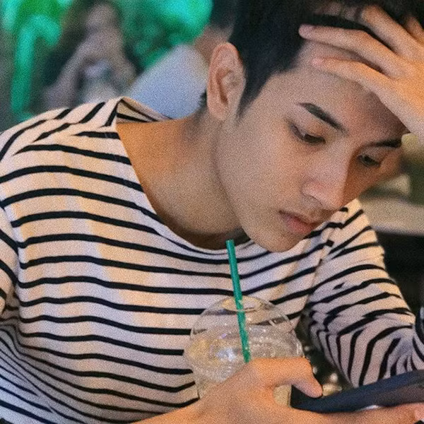 ' Ngô Diệc Phàm bản Việt' là cách mà nhiều cư dân mạng gọi chàng trai có gương mặt giống cựu thành viên nhóm nhạc EXO. Từ góc ảnh chụp nghiêng, nhiều người nhận xét nam sinh này như 'anh em sinh đôi' của cựu thành viên nhóm nhạc nam nổi tiếng. Hiện, những bức ảnh chụp 'Ngô Diệc Phàm bản Việt' thu hút hàng nghìn like (thích), cùng các ý kiến trái chiều từ dân mạng.