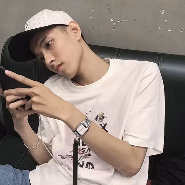 Nhân vật trong những bức ảnh được chia sẻ trên mạng là Trần Hữu Phước (21 tuổi). Cậu hiện là sinh viên năm cuối Khoa Ngoại ngữ, chuyên ngành Trung - Anh, Đại học Tôn Đức Thắng, TP.HCM.
