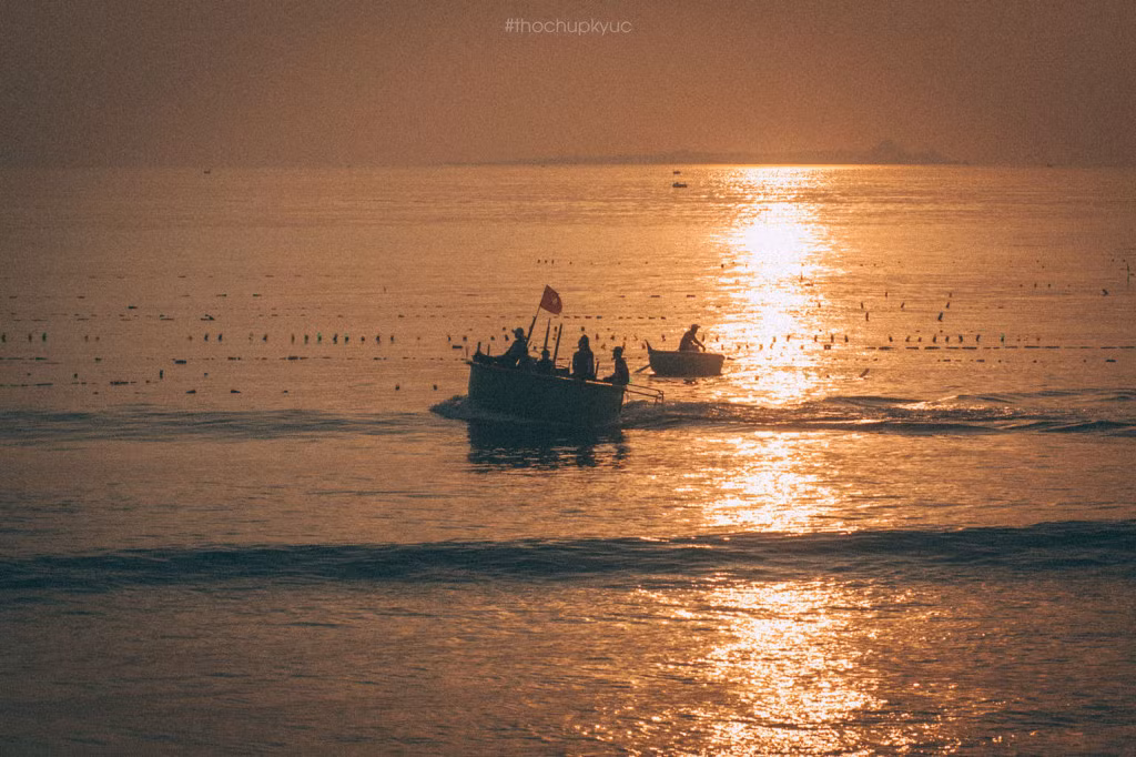 Một vài người dân đi biển đêm về.