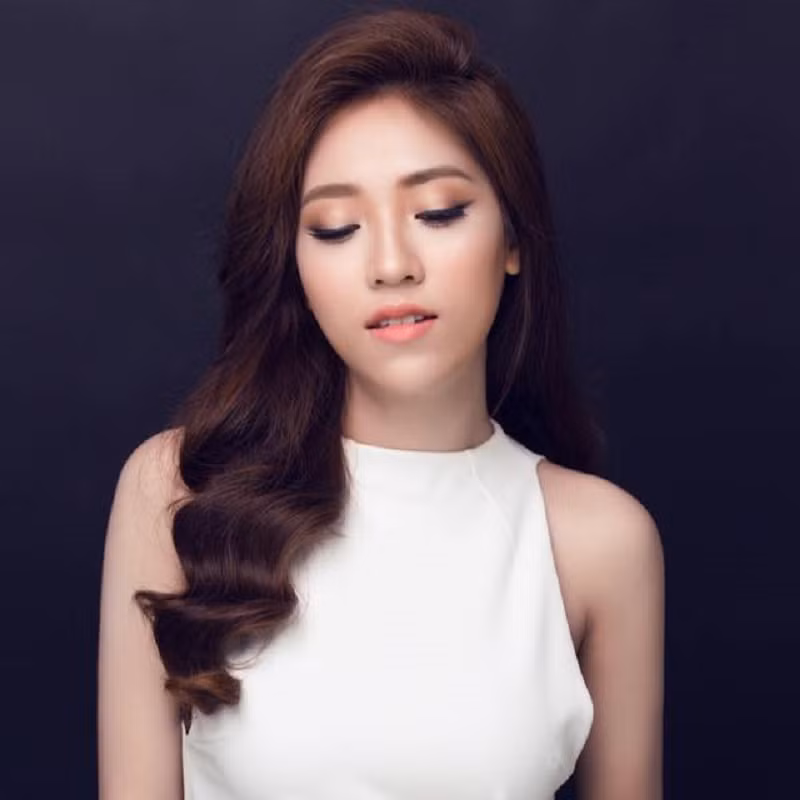 Diễm My vừa tốt nghiệp ĐH Công Đoàn. Cô nàng gây ấn tượng với người đối diện bởi gương mặt thanh tú, hài hòa và ánh mắt thông minh.