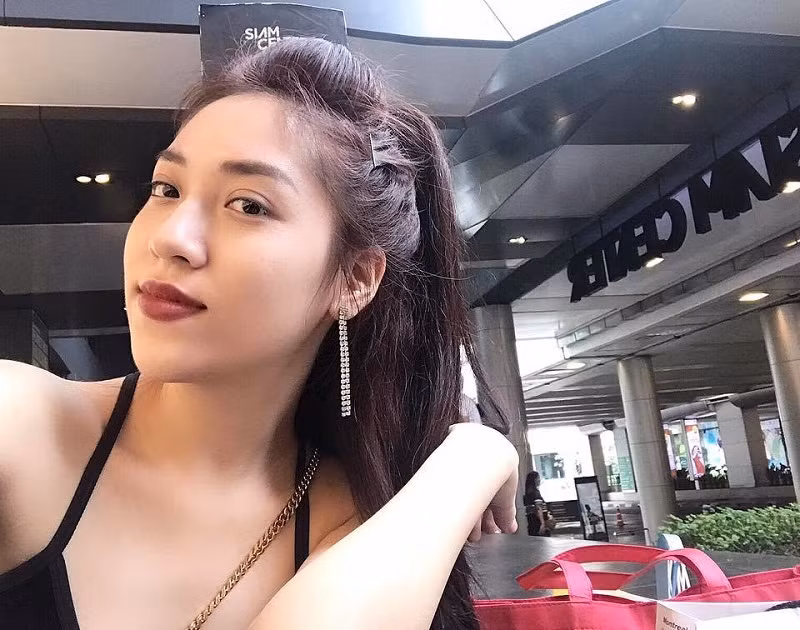 Hiện đang sống chung với gia đình nhưng nữ giáo viên xinh đẹp đã độc lập hoàn toàn về tài chính.