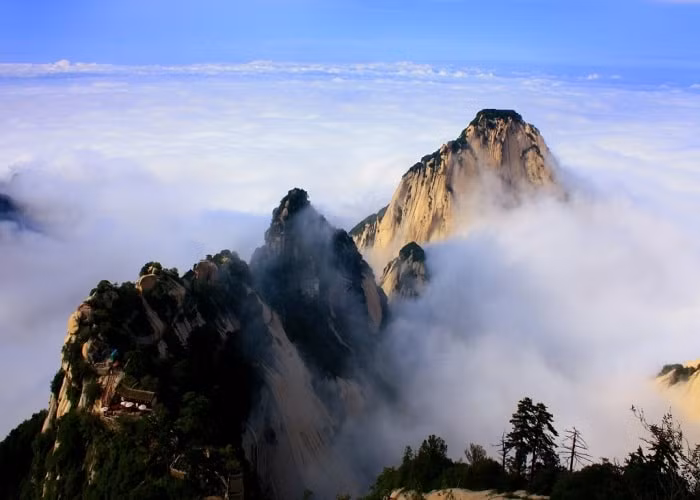 Cùng với cây cổ thụ là những dòng suối không lớn nhưng nước trong vắt, tinh khiết và mát rượi. Nhiều thác nước đổ từ trên cao xuống trắng xóa làm du khách sững sờ, thích thú. Nhưng nổi bật nhất vẫn là đá với đủ dáng, đủ kiểu, vách đá phẳng, dựng đứng.
