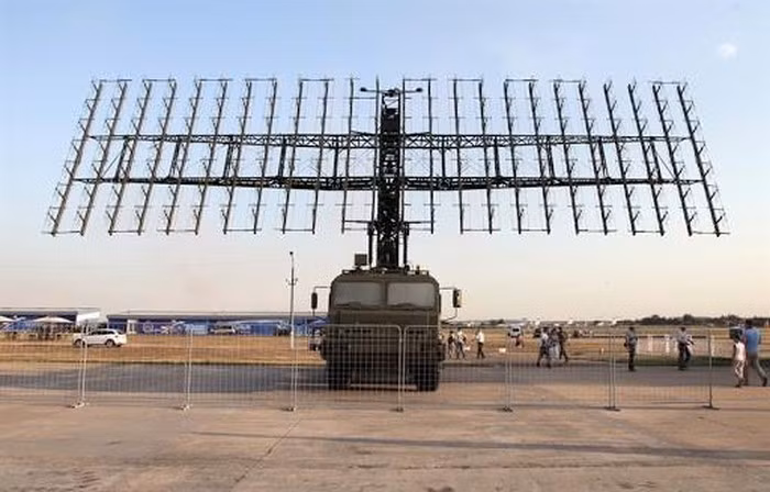 Hệ thống radar 55Zh6M Nebo-M đặt trên khung gầm xe tải BAZ 8x8 trọng lượng 24 tấn, có khả năng định vị, phân biệt được mục tiêu là máy bay hay tên lửa, cũng như hoạt động hoàn toàn độc lập và tự động.
