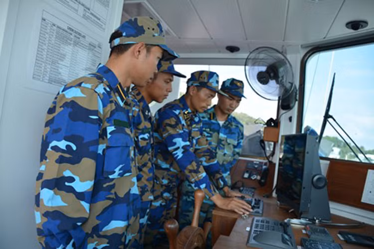 Hướng dẫn các học viên thao tác, sử dụng vũ khí trang bị trong đài chỉ huy.