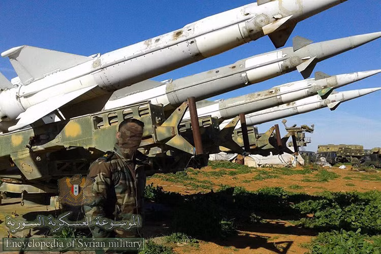 Theo hãng thống tấn Syria SANA, trong đêm 14/4 Syria đã tung ra hết tất cả các tổ hợp phòng không mạnh nhất của nước này khi họ phải đối mặt với hơn 120 tên lửa hành trình hiện đại nhất thế giới. Những cái tên như S-200, 2K12 Kub, Buk M2E, S-125 và Pantsir-S1 đã thể hiện bản lĩnh của mình. Nguồn ảnh: Encyclopedia of Syrian.