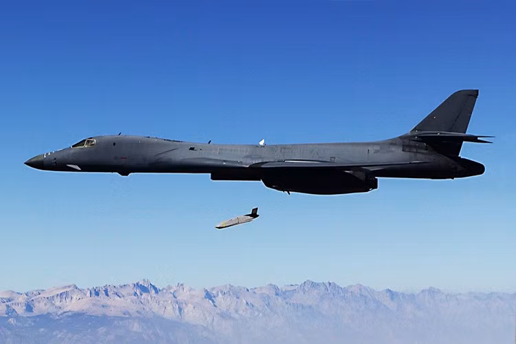 Theo Lockheed Martin, tập đoàn phát triển ra JASSM-ER mẫu tên lửa này có giá thành vào khoảng 1.4 triệu USD và trong đêm 13/4 Mỹ đã sử dụng hết 19 quả JASSM-ER theo ước tính trị giá vào khoảng 26.6 triệu USD. Nguồn ảnh: Lockheed Martin.