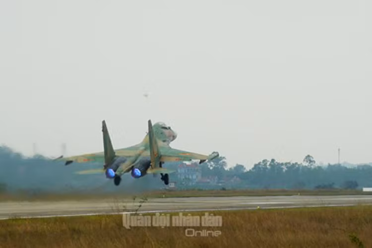 Trong những năm qua, tham gia hội thi, hội thao, diễn tập có bắn ném bom, đạn thật, Đoàn không quân Lam Sơn đều đạt kết quả cao. Đến nay, 100% phi công của trung đoàn đã được phê chuẩn trực ban sẵn sàng chiến đấu. 3 tháng đầu năm 2018, đơn vị tổ chức huấn luyện bay đạt 37% kế hoạch năm, bảo đảm an toàn tuyệt đối. Hình ảnh "Hổ mang chúa" SU-30MK2 cất cánh, mở màn ban bay chính thức.