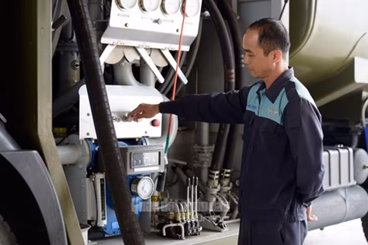 Tiến hành tra nạp dầu bay cho SU-30MK2 giữa các chuyến bay.
