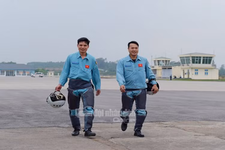 Niềm vui sau ban bay an toàn, thắng lợi.