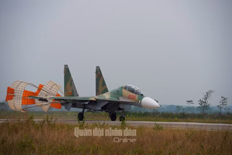 ...thả dù đuôi hãm đà..