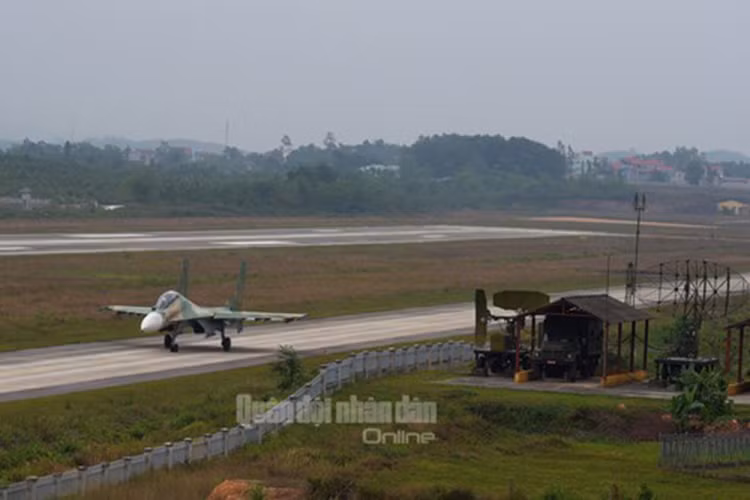 ...và phương tiện của Tiểu đoàn Thông tin- ra đa- ánh sáng, cũng giữ vai trò quan trọng trong quản lý, dẫn dắt "hổ mang chúa" SU-30MK2.