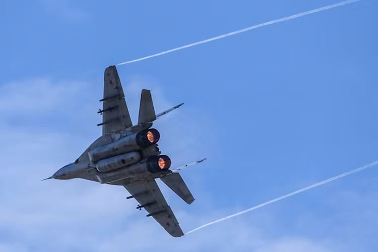 Theo đó, trong một trận không giữa giữa MiG-29 9.12B và F/A-18E/F trên bầu trời Syria thì phần thắng thuộc về F/A-18E/F nhiều hơn hẳn nếu không tính đến các yếu tố tác động khác. Dù vậy trong một chiến trên không bất cứ điều gì cũng thể xảy ra, bởi yếu tố vũ khí chỉ đóng vai trò hỗ trợ còn quyết định thắng thua nằm ở con người. Nguồn ảnh: TASS