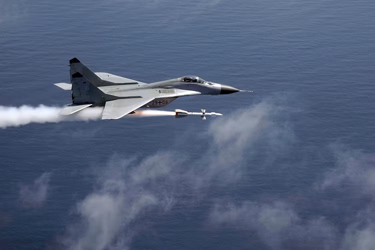 Tùy các biến thể khác nhau tầm bắn của R-27 có thể từ 70-130km, nó có tốc độ bay lên đến Mach 4.5, đây cũng là loại tên lửa không đối không đáng sợ nhất đối với phi công Mỹ. Nguồn ảnh: Wikimedia.