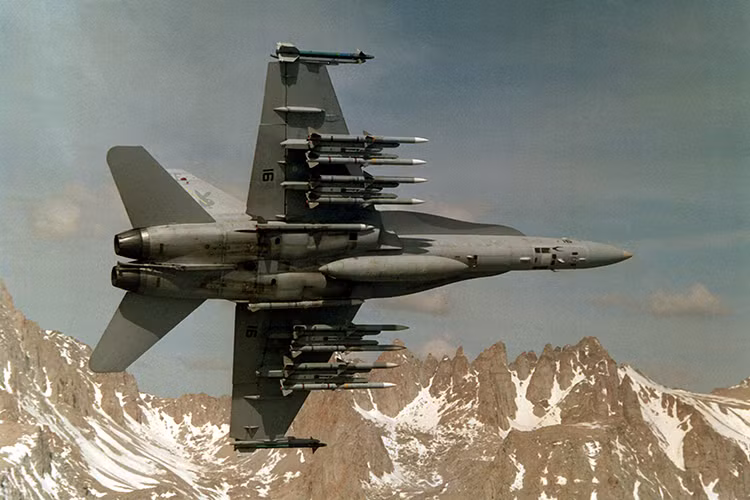 Tiêm kích F/A-18E/F có tốc độ bay tối đa hơn 1.900km/h với tầm tác chiến hiệu quả hơn 2.000km, nó có khả năng mang theo 8 tấn vũ khí các loại với 11 giá treo và có khả năng triển khai các loại tên lửa không đối không AIM-9 Sidewinder, AIM-7 Sparrow và AIM-120 AMRAAM. Trong đó AIM-120 được đánh giá là nguy hiểm nhất. Nguồn ảnh: Wikimedia.