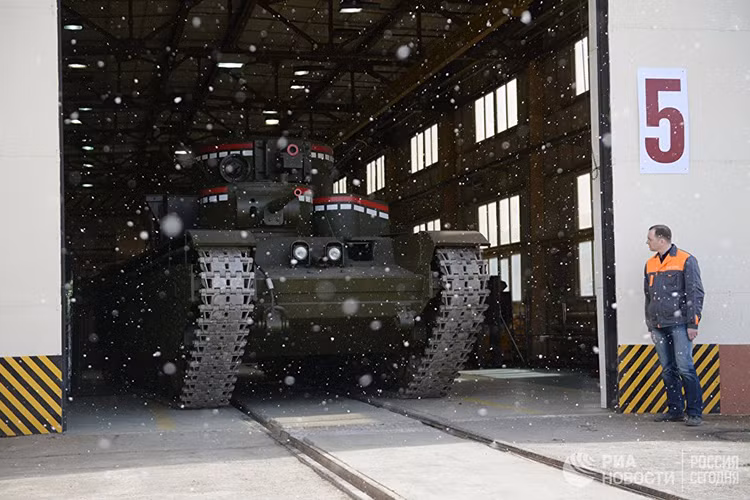 Xe tăng hạng nặng T-35 được thiết kế tại Kharkiv (Ukraine) vào đầu những năm 1930, với số lượng sản xuất vỏn vẹn chỉ 59 chiếc. Điểm nhấn của T-35 tất nhiên là hệ thống vũ khí gồm 5 tháp pháo của nó và bên cạnh đó còn được trang bị một động cơ diesel có công suất 500 mã lực được Liên Xô sản xuất theo giấy phép của BMW. Nguồn ảnh: Ria.