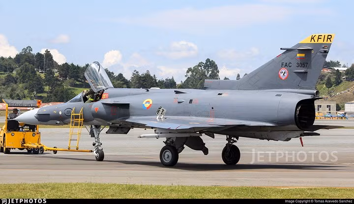 Có thể nói, về cơ bản, tiêm kích Kfir chính là Mirage-5 nhưng được trang bị động cơ cùng các thiết bị điện tử do Israel sản xuất.