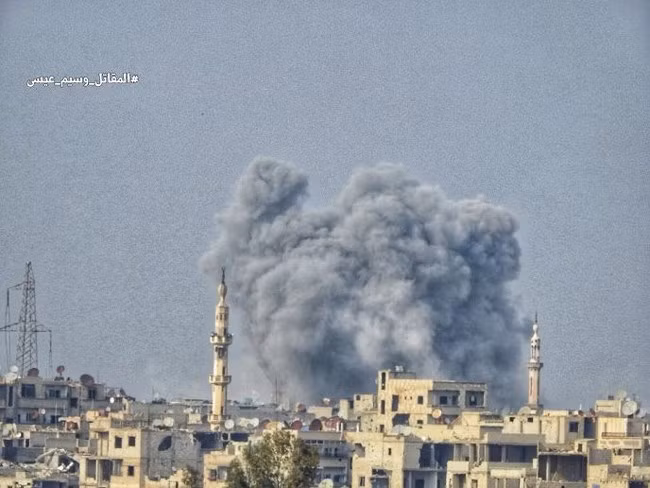 Giải phóng được quận Al-Qadam, các đơn vị vũ trang Syria tiếp tục dồn ép IS trong quận Yarmouk và Hajar Aswad. Nếu tiếp tục liều chết tử thủ, IS có thể phải đối mặt với nguy cơ bị quân đội Syria chôn vùi dưới đống đổ nát trong khu vực các quận phía nam Damascus. Ảnh: Masdar News.