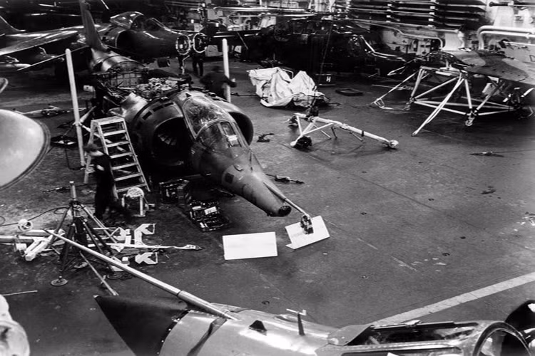 Một chiếc Harrier GR3 trong quá trình thay thế động cơ. Ảnh chụp năm 1982.