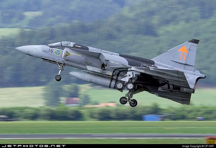 Chiều dài của Saab 37 Viggen là 16,4; sải cánh 10,6m; chiều cao 5,9m.