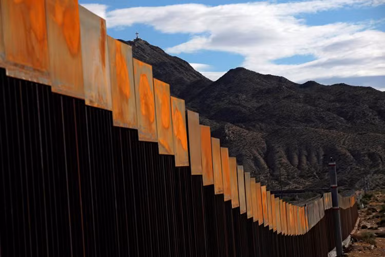Được biết, biên giới Mỹ-Mexico có tổng chiều dài vào khoảng 3.144km và chỉ có một phần nhỏ trên toàn tuyến được kiểm soát nghiêm ngặt. Ảnh: Business Insider.