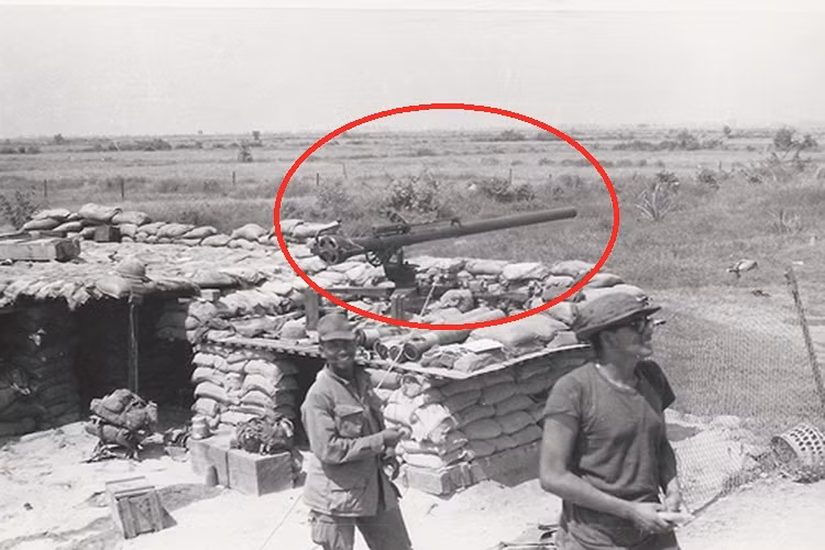 Dù xuất hiện từ những năm 1950 nhưng mãi đến Chiến tranh Việt Nam, hình ảnh của M40 mới được biết tới rộng rãi khi nó được trang bị Quân đội Mỹ cũng như chư hầu tham chiến tại miền Nam Việt Nam. Tuy nhiên, vai trò của M40 khi đó không phải là để chống tăng mà được sử dụng như một thứ vũ khí chống bộ binh và các mục tiêu kiên cố. Nguồn ảnh: Pinterest.