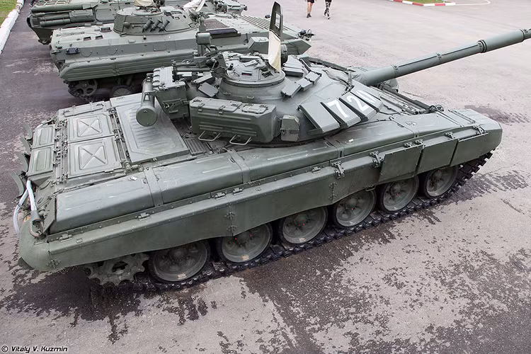 Điểm nổi bật nhất trên T-72B3 chính là việc Quân đội Nga trang bị cho nó giáp phản ứng nổ Kontakt-5 - loại giáp được sử dụng trên xe tăng T-80U và T-90. Loại giáp này được đánh giá có thể chống chịu hiệu quả hầu hết các loại đạn xuyên APFSDS, tên lửa chống tăng, súng chống tăng. Nguồn ảnh: Vitaly-Kuzmin.