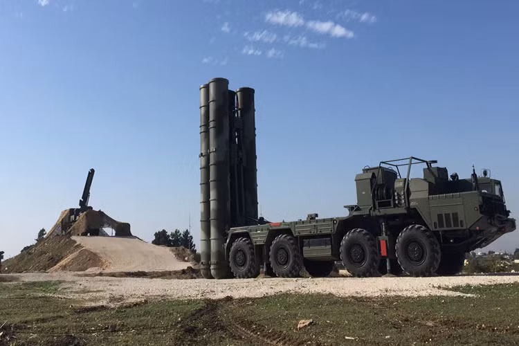 Nếu Mỹ khá bị động trong việc đưa ra các phương án cho một kịch bản không kích vào Syria trong 24 giờ tới, thì ngược lại Nga lại có khá nhiều phương án để vô hiệu hóa các đòn tấn công của Mỹ, khi ở Syria họ có được trang bị các tổ hợp phòng không tiên tiến nhất như S-300 và S-400. Bên cạnh đó, hệ thống phòng không Syria hiện tại cũng không hề tồi, điều này đã được chứng minh qua các “lần thử” lửa gần đây. Nguồn ảnh: Medium.