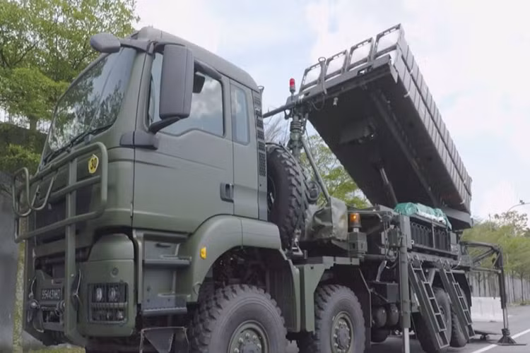 Theo tạp chí quân sự Jane’s, Không quân Singapore (RSAF) đã vô tình công bố những hình ảnh đầu tiên về hệ thống tên lửa phòng không tầm trung Aster 30 SAMP/T của nước này trên trang mạng xã hội chính thức của RSAF. Tuy nhiên, những hình ảnh này đã bị xóa ngay sau đó. Nguồn ảnh: Jane’s.