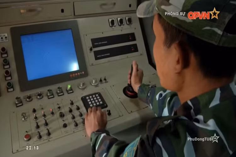 Theo đó, dựa trên các công nghệ và vật liệu sẵn có trong nước Viện Tự động hóa Kỹ thuật Quân sự đã tập trung nghiên cứu cải tiến hệ thống trinh sát, điều khiển hỏa lực tích hợp đem lại cho pháo 37mm những tính năng mới như phát hiện hiện mục tiêu ở cự ly 20km, trong điều kiện ngày đêm kể cả khi bị đối phương gây nhiễu điện tử, có khối thiết bị bám bắt quang điện tử đặt trên xe chỉ huy để phát hiện, theo dõi và bám bắt mục tiêu. Nguồn ảnh: QPVN.