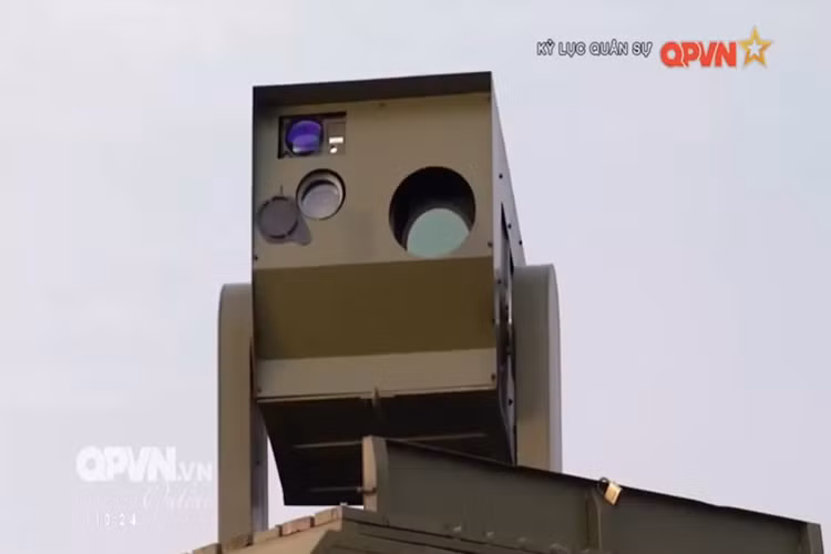 Còn đây là khối thiết bị bám bắt quang điện tử cho phép pháo 37mm tác chiến đêm hiệu quả, đây có thể được xem là “mắt thần” của người chỉ huy toàn bộ khẩu đội pháo. Nguồn ảnh: QPVN.