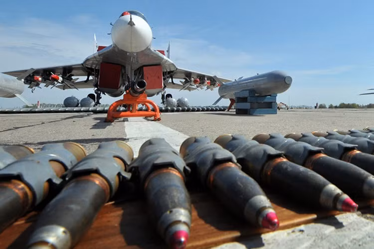 Do được thiết kế thiên về không chiến nên khả năng mang vác vũ khí của MiG-29 không thực sự lớn với khoảng 4 tấn vũ khí các loại kèm theo đó pháo tự động 30mm GSh-301 với 150 viên đạn. Trên thân MiG-29 được bố trí 7 giá treo với 1 dưới thân và 3 giá ở hai bên cánh. Nguồn ảnh: Wikimedia.