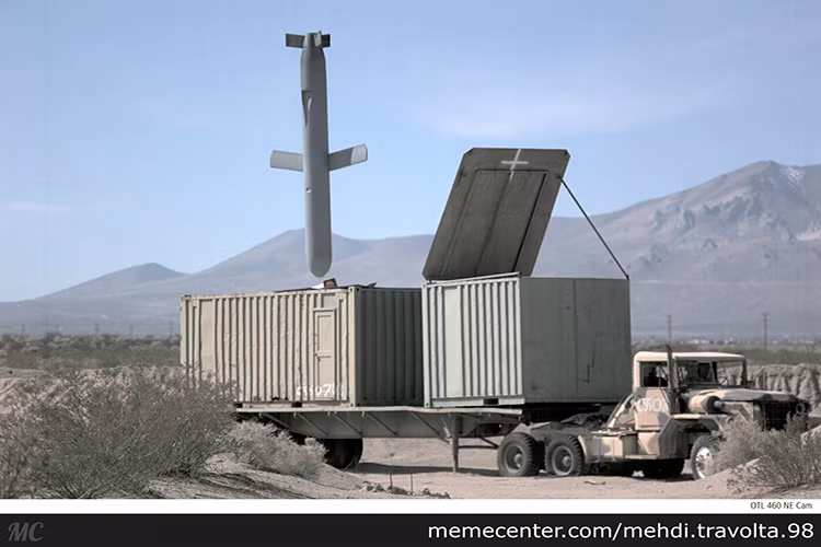 Mỗi tên lửa Tomahawk có trọng lượng chiến đấu vào khoảng 1.3 tấn và chiều dài 5,56 m, Tomahawk mang được đầu đạn nặng 450 kg hoặc đầu đạn hạt nhân W80. Tên lửa Tomahawk dù có tầm bắn lên tới 2.500km với hành trình cận âm 880km/h, Tomahawk vẫn có thể thay đổi mục tiêu khi đang di chuyển. Nguồn ảnh: Meme Center.