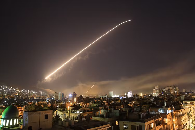 Trong đêm 14/4 theo giờ Washington, Tổng thống Mỹ Donald Trump đã tuyên bố chiến dịch không kích Syria nhằm trả đũa các cáo buộc Quân đội Syria tấn công hóa học thị trấn Douma, Đông Ghouta trong vào ngày 8/4. Cùng thời điểm đó hai đồng minh thân cận nhất của Mỹ tại châu Âu là Anh và Pháp cũng xác nhận sẽ tham gia không kích Damascus. Nguồn ảnh: USA Today.