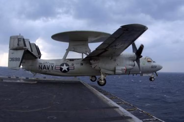 Các tàu sân bay hạt nhân Nimitz được Hải quân Mỹ đưa vào trang bị từ năm 1975 với 10 chiếc được đóng mới trong giai đoạn từ năm 1968 tới năm 2009 thì hoàn tất. Con tàu này có lượng giãn nước 96.386 tấn, tốc độ tối đa 33 hải lý/h, công suất 260.000 mã lực với sức chứa 90 máy bay cánh liền và trực thăng.