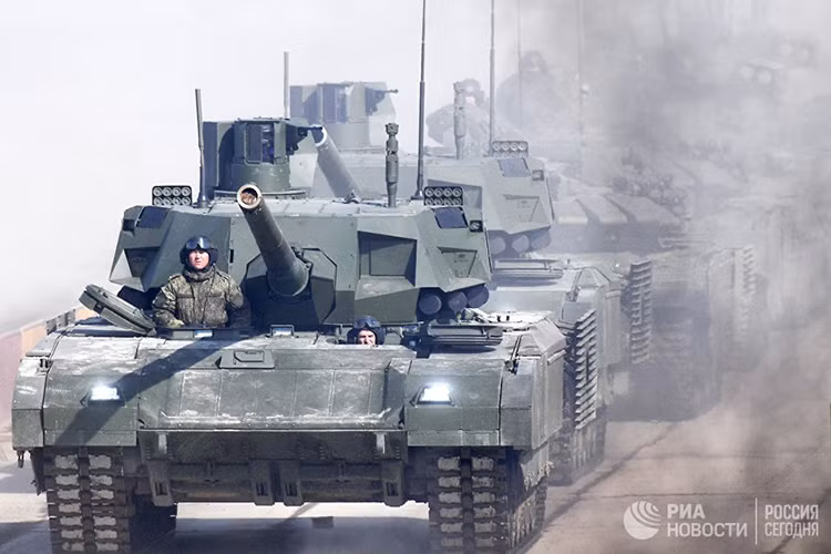 Dĩ nhiên không thể thiếu sự góp mặt của xe tăng chiến đấu chủ lực tương lai T-14 Armata, ngay sau nó là biến thể T-72B3 Mod 2016. Nguồn ảnh: RIA Novosti.
