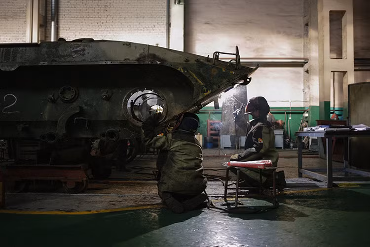 Hiện phân xưởng 61 đang hiện đại hóa khoảng 150 chiếc xe tăng T-80. Những chiếc xe tăng này được coi như siêu xe Ferrari hay Lamborghini trong lĩnh vực tăng thiết giáp, chỉ khác một điều chúng có bánh xích và không chạy trên những con đường phẳng lỳ, mà xông pha nơi chiến trường khắc nghiệt. Nguồn ảnh: Mary Gelman