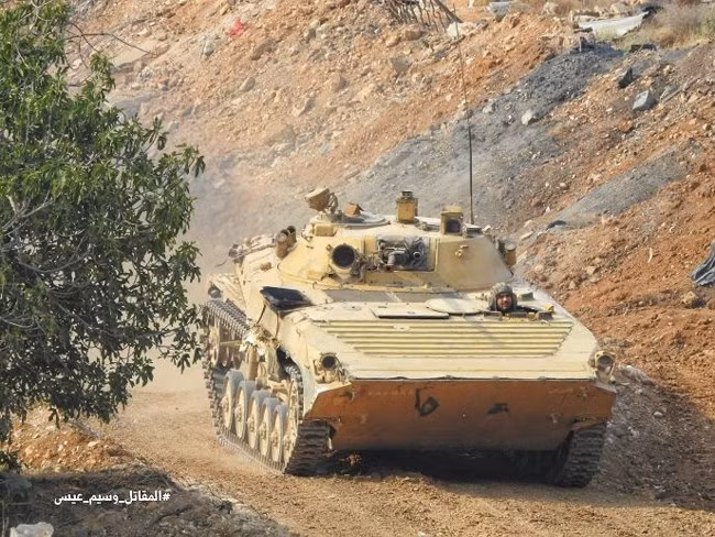 Các đơn vị quân đội Syria và quân tình nguyện Palestine dành nhiều ngày trước tấn công liên tục làm các tay súng IS quá mệt mỏi vì phải chống trả các đợt tấn công từ nhiều hướng. Ảnh: Masdar News.